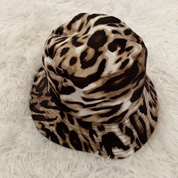 Accessories - NWOT Cheetah and black reversible bucket hat